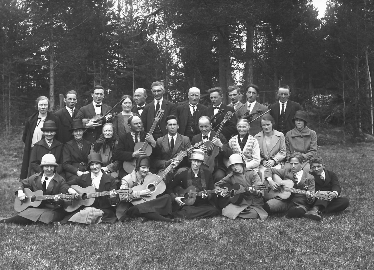 Musikk-gruppe med 9 gitarer og 3 feler. 