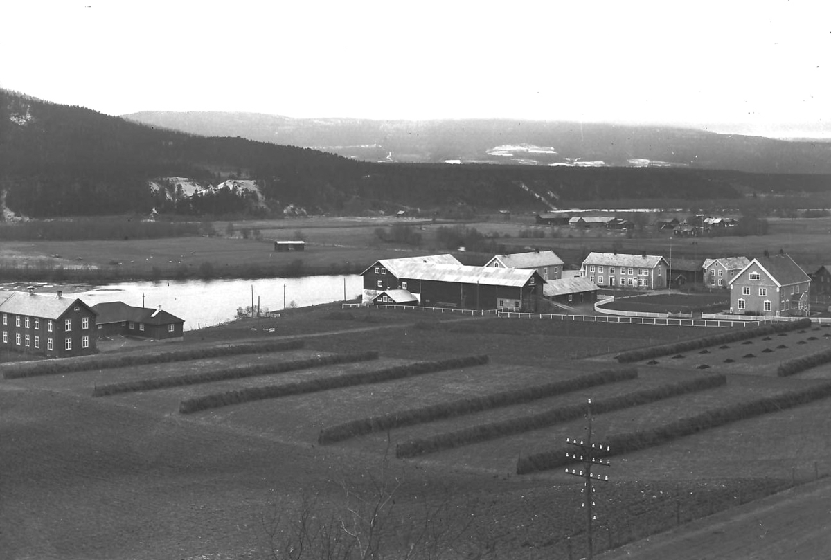 Storsteigen skole i Alvdal, oversiktsbilde tatt fra Steia. 