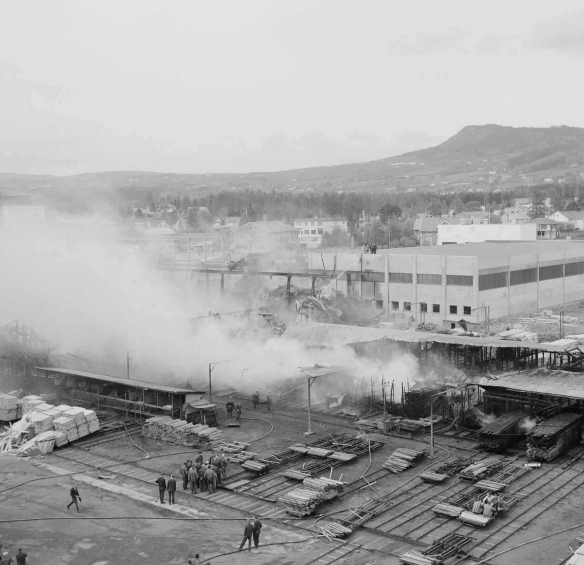 Berger Langmoen a/s. Brann i sagbruket. "Langmosaga" Brannmannskaper.  Brumunddal. 01. 06. 1967. 
Se artikkel i Ringsaker Blad 3. juni 1967. 