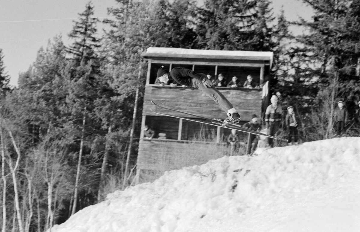 Frambakken, Brumunddal. Trening. Skihopper i svevet, ukjent. 