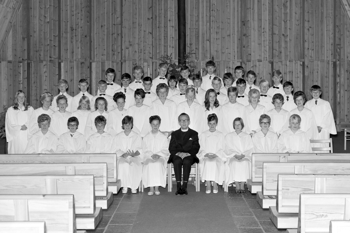 Brumunddal kirke. Konfirmanter. 1970. Gruppe Mørkved krets, Sogneprest Carl Magnus Sjøgren. 
Konfirmanter i Brumunddal 1970. Se også Fagerlunds krets ML-01422-02. 
Solvår Aas, Siri Ruud Andersen, Merete Susan Bakken, Torill Bækkevold, Wenche Johanne Christensen, Eva Bjørge Dolva, Turid Flåhagen, Reidun Flåhagen, Toril Marie Frydenlund, Ingunn Grønvold, May Turid Grønvold, Barbro Hagen, Bente Lovise Holmen, Elin Jensbak, Aud Johannessen, Marit Lillesveen, Berit Marianne Lindsveen, Karin Anita Ludvigsen, Eva Lundby, Mette Solvor Løland, Anne Malmgren, Lisbeth Synnøve Melvold, Tove Mostue, Ragnhild Møistad, Solvår Neegård, Ane Nordberg, Aud Torhild Nordengen, Åse Rustadbakken, Anne Lise Simensen, Grethe Sivertsen, Gro Skjåk, Anne Grethe Solhøi, Marit Strand, Bodil Sveen, Vera Sølvsberg, Tove Sønderaal, Lise Trondstad, Heidi Walberg, Eva Margrethe Wiken, Gerd Winher, Gunn Vollum, Anne-Marie Ytreberg, Sigrun Økelsrud. Erik Andresen, Rolf Andresen, Tor Backe, Hans Bekkelund, Jørgen Bekkelund, Jostein Bjerke, Geir Bru, Frank Arne Bruteig, Jo-Sigurd Børke, Odd-Hermann Børke, Frank Evenrud, Helge Fauskrud, Ole Jørgen Finstad, Per Ove Finstad, Geir Furulund, Geir Granmo, Oskar Arild Gulbrandsen, Tor Erik Gundersen, Ole Arnfinn Hammertrø, Hans Anders Haave, Jon Petter Helseth, Geir Morten Houmb, Vidar Huse, Brede Høgset, Per Jehansbakken, Olav Jensen, Rolf Børre Jenssen, Henning Karlsen, Robert Karlsen, Erik Klemmetsrud, Erik Kristensen, Trond Kristensen, Vidar Kristensen, Frode Kvamme, Dagfinn Loen, Geir Magne Løvold, Kjell Ivar Maanum, Frode Narud, Roger Nilsen, Willy Nordsveen, Vidar Nybu, Svein Erik Nårstad, Geir Riise, Jan Rosenberg, Vermund Simensen, Carl Einar Sjøgren, Erland Skaar, John Erik Sogn, John Steen, Morten Søgård, Vidar Sølvsberg, Trond Berger Theodorsen, Frode Vardeberg, Jørn Vollum. 