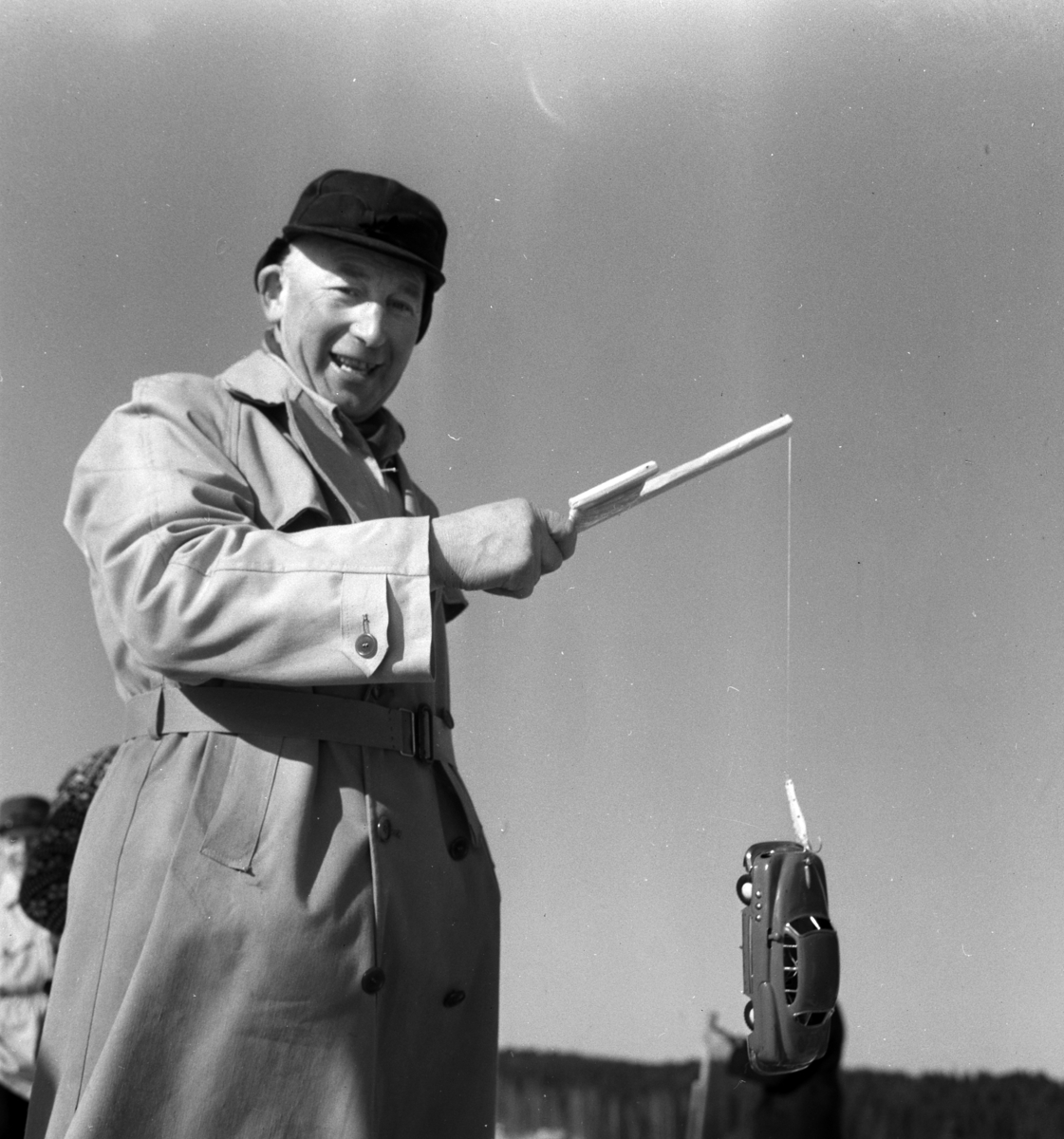 Nils Bjørnerud, Furnes, vinner av fiskekonkurransen. "Bilfiske" Han vant en Skoda 1958 modell. Pilkekonkurranse utenfor Strandsaga i Brumunddal 09. 03. 1958. Pilkekonkurranse utenfor Strandsaga i Brumunddal 09. 03. 1958. Fiskekonkurranse på Mjøsisen. Isfiske. 
Premier i pilkekonkurransen var bla. en bil, Skoda 1958 modell, motorsykkel, kjøleskap, reiseradio. Se. Na-00293-31 og Na-00293-32 for flere opplysninger. 