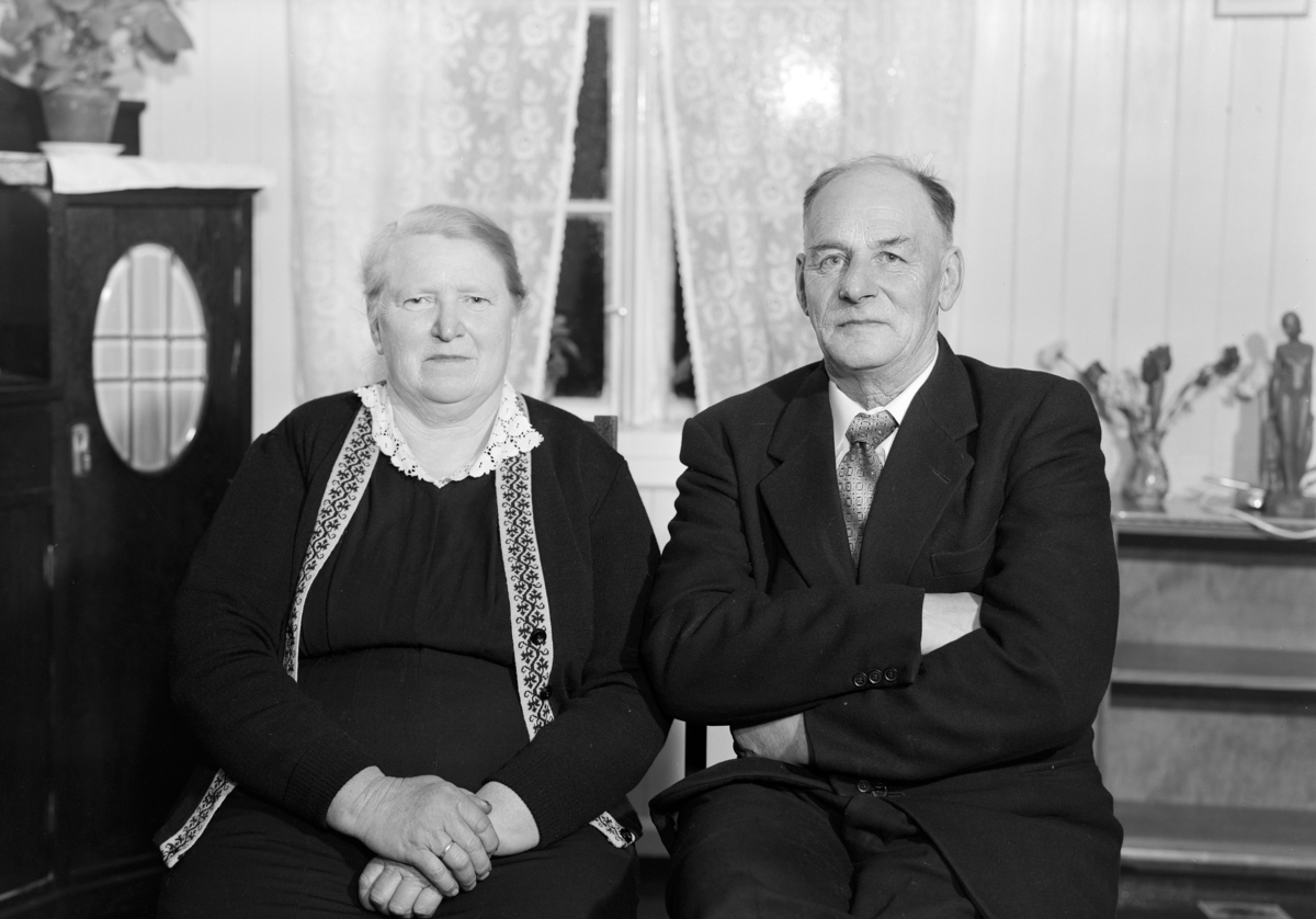 Agnes og Petter Nyhagen, fotografert på Petters 70-års dag den 29. 03-1958. Slettvold. 