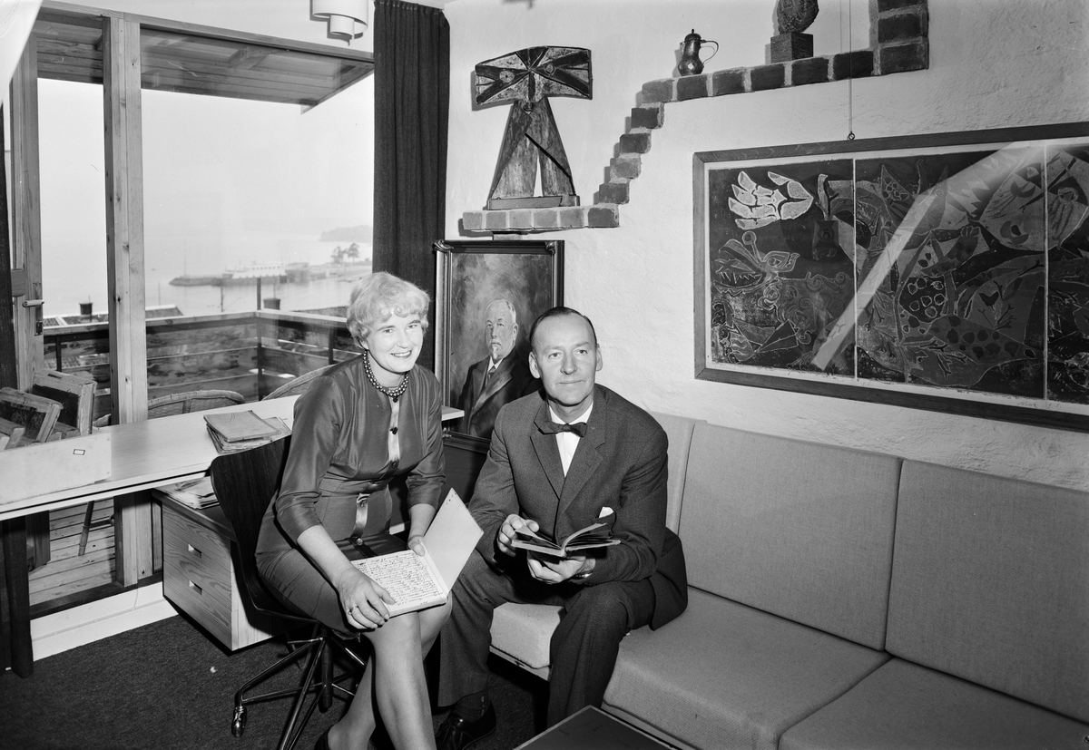 O. Wiik i Torggata 32, Hamar. Eva Wiik og Gunnar Wiik. Foto tatt i forbindelse med firmaets 75 års-jubileum, Rolf Nesch bilde på veggen, en kunstnervenn de hadde stor samling av hans bilder og skulpturer,