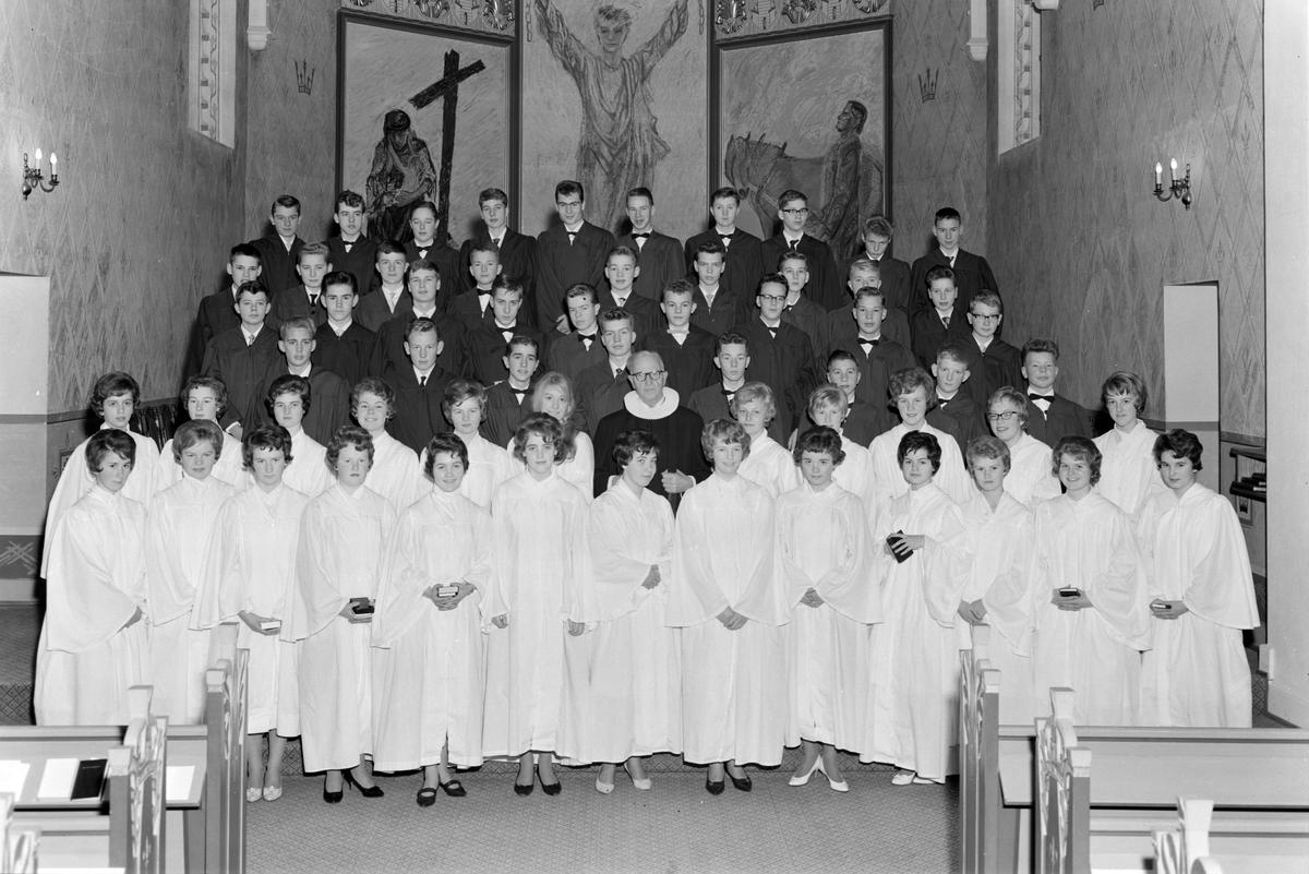 Konfirmanter i Hamar Domkirke, 1961. Konfirmanter i desember 1961, ukjent plassering. Mette Andersen, Unni Vera Andersen, Elisabeth Bergh, Betzy Marie Blystad, Tove Birgit Bye, Liv Margrethe Evensen, Karin Grøne, Dagmar Elisabeth Kielland Gyrud, Tove Margrethe Halvorsen, Hedevig Elisabeth Horntvedt Halvorsen, Uni Haugen, Ingrid Elisabeth Høstmælingen, Aud Jaren, Ellen Synnøve Larsen, Wenche Mattson, Kirsten Mohn, Astrid Kristine Nilsen, Tove Elisabeth Nordstrøm, Grethe Nygaard, Ella Solveig Pedersen, Anne Lise Sletten, Herdis Støen, Ingunn Vasaasen, Ellen Margrethe Østby. 
Tor Oskar Andersen, Kjell Erik Arstad, Terje Arnulv Bakke Hagen, Willy Barmoen, Odd Steinar Bekkevold, Erik Berg, Knut Erik Berg, Kjell Harald Bergh, Helge Borglund, Steinar Børresen, Karsten Gerhard Dalsrud, Geirmund Vidar Dørum, Hans Petter Dørum, Torkild Enoksen, Tore Flengsrud, Asbjørn Fløene, Bjørn Frilseth, Trond Olav Habberstad, Ole Gustav Hagen, Arne Langeland, Helge Høgetveit, Arne Johansen, Kjell Trygve Larsen, Steinar Lieng, Steinar Ingvar Lindstad, Terje Lorentzen, Jon Arne Løvseth, Geir Otnes, Ivar Ruud, Olav Røhne, Halvard Sandberg, Arve Snilsberg, Dag Snilsberg, Per Gunnar Stenberg, Roger Synstad, Bernt Olav Tangen, Dag Solmund Ørstadvik. ( Kilde Menighetsblad for Hamar, desember 1961)