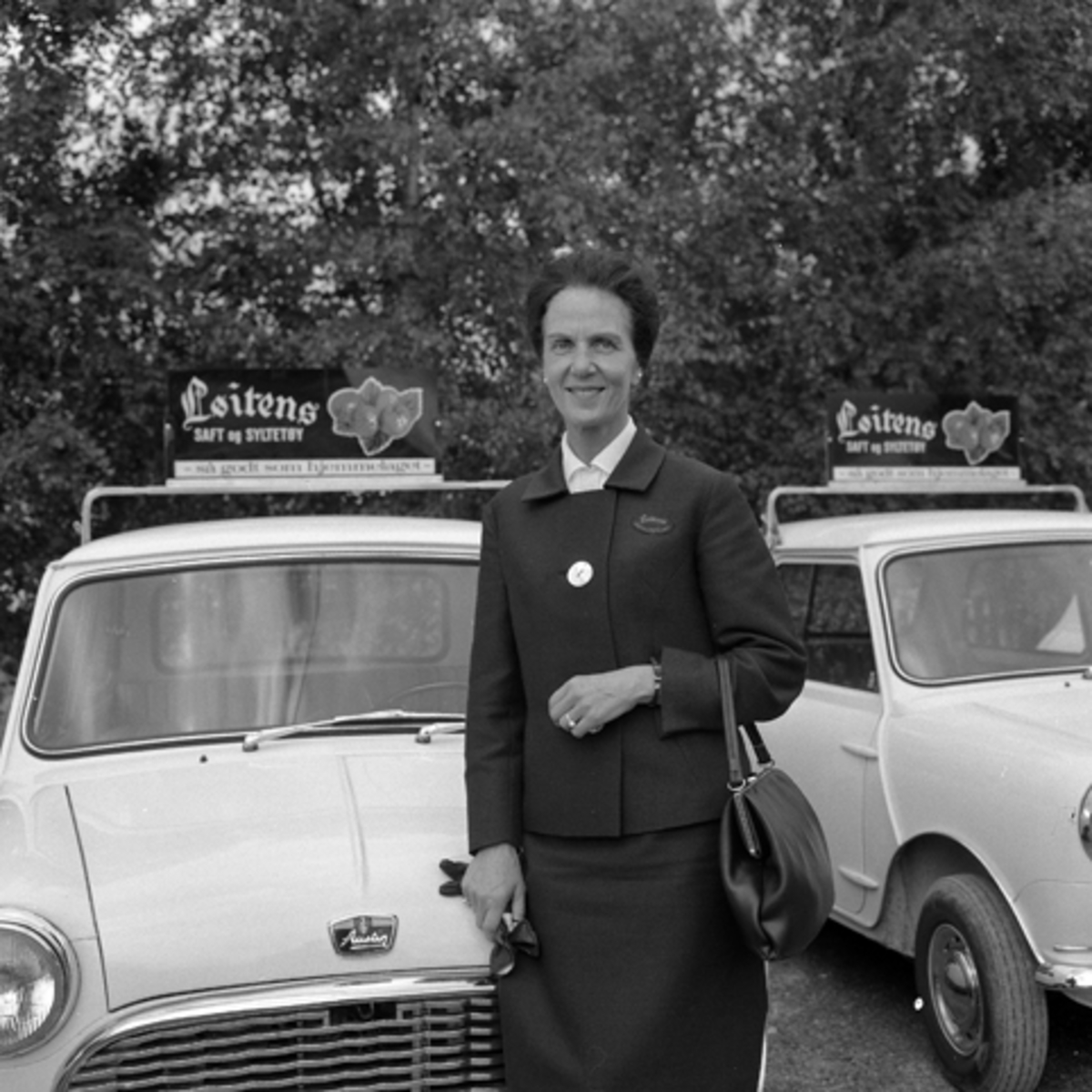 Løten. Løiten Brænderi, Saft- og konservesfabrikk, kvinnelige salgsrepresentanter med egne biler av merke "Austin" fra British Leyland, "Løitens saft og syltetøy - så godt som hjemmelaget",
