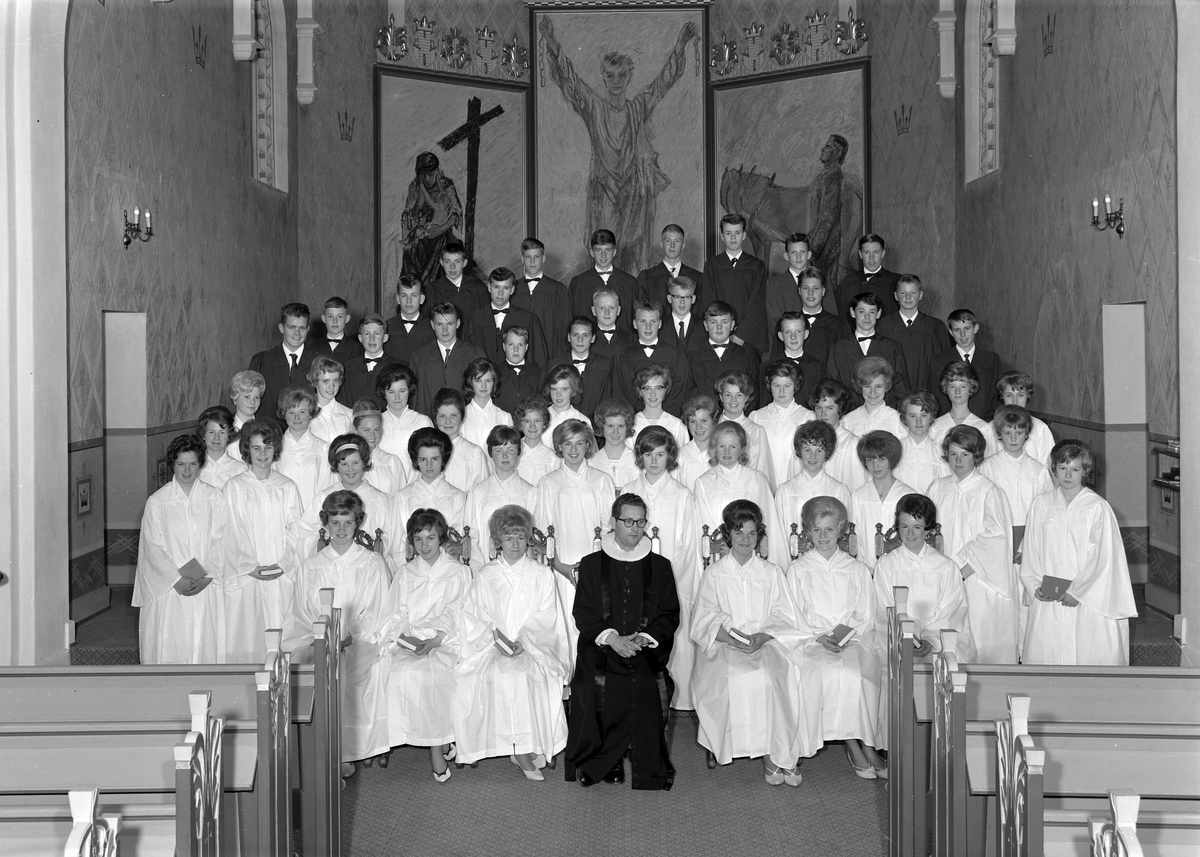 Konfirmantgruppe i Hamar Domkirke 12. mai 1963. 
Pastor Torbjørnsen