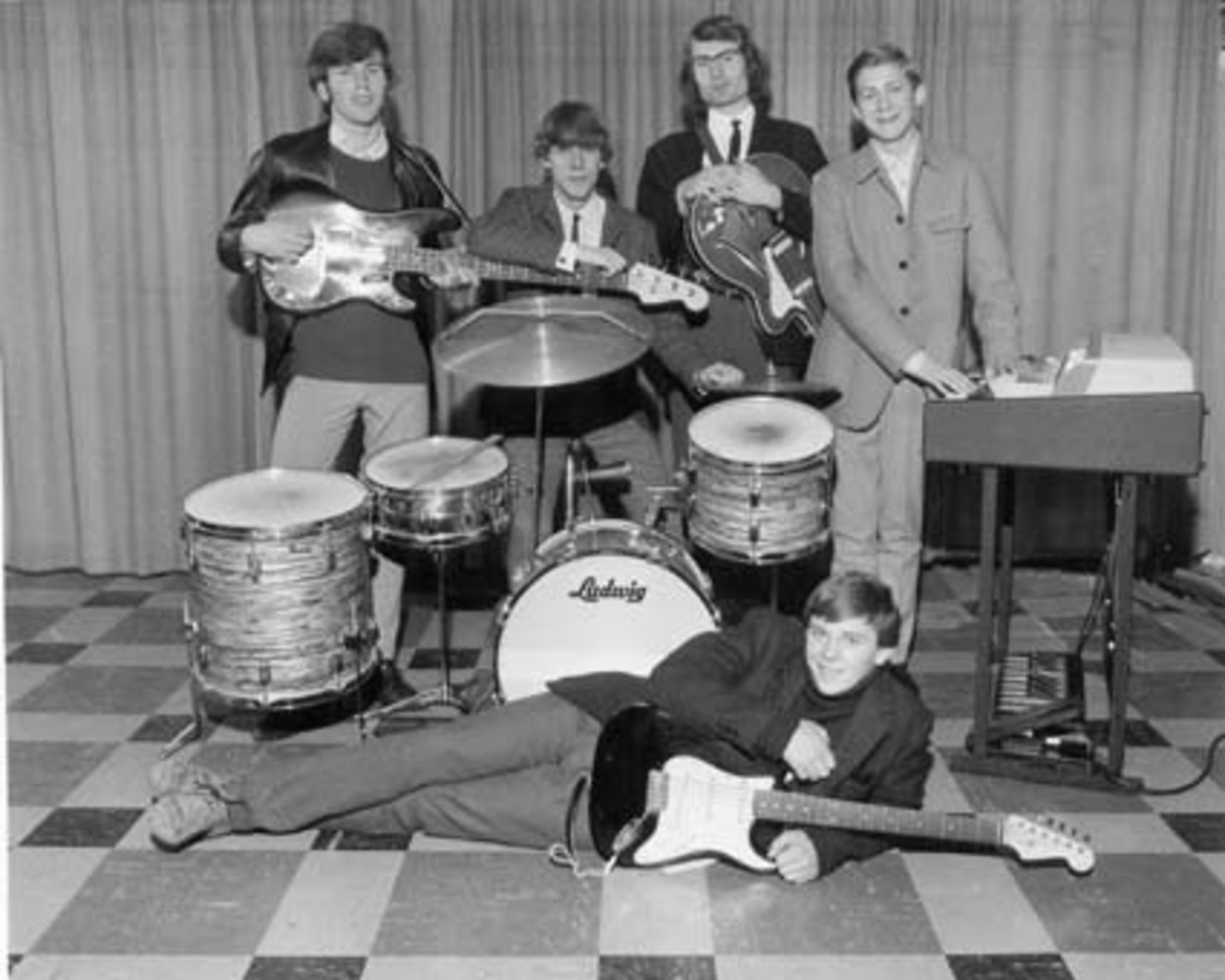 Hamar, The Knockabout Tones, musikk, rockegruppe, poporkester. Bak fra venstre: Åsmund Snortheim (bass). Tor Halvorsen (trommer), Helge Høgetveit (rytmegitar), Reidar Nordby jr. (orgel) og foran Bjørn Hval (sologitar)