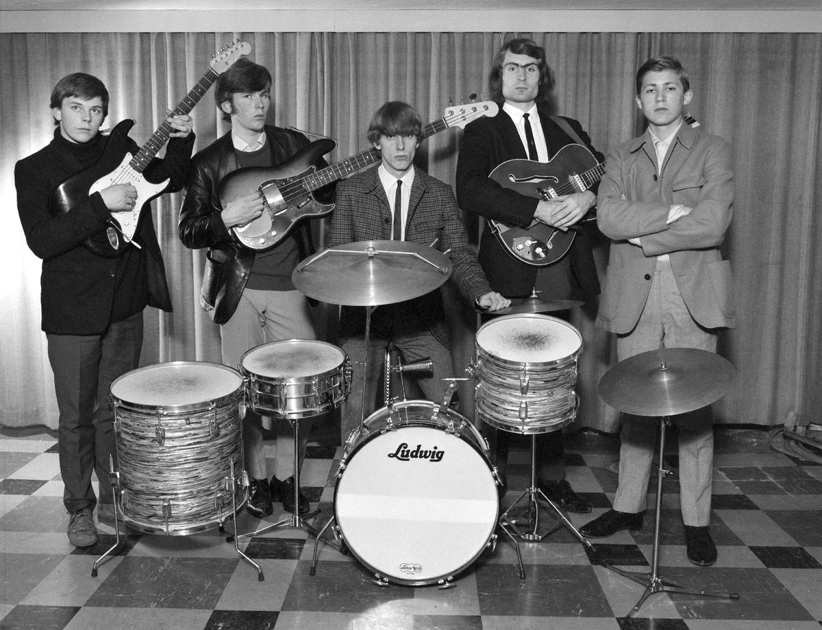 Hamar, The Knockabout Tones, musikk, rockegruppe, poporkester. Bak fra venstre: Bjørn Hval (sologitar),  Åsmund Snortheim (bass), Tor Halvorsen (trommer), Helge Høgetveit (rytmegitar), Reidar Nordby jr. (orgel)