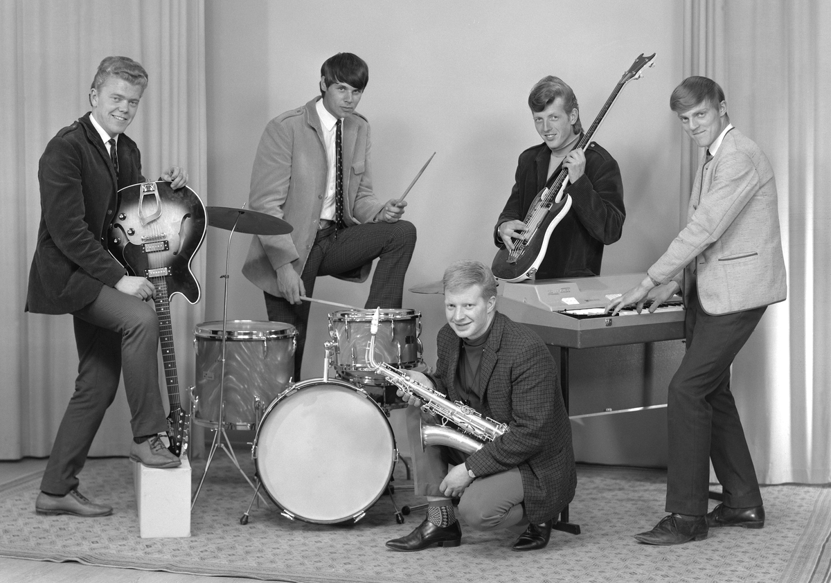The String Riders, Popband, Danseorkester, Veldre, Brumunddal, fra venstre: Knut Midtbruket Gitar, Anders Berge Trommer,Marvin Paulsen Bass, Tormod Johansen Orgel og foran Tor Arne Eriksen Saksofon,