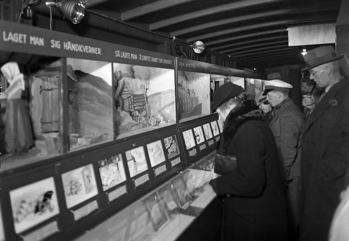 Hamar stasjon. Den nasjonale kostholdsmessen. Det ble også kalt Den rullende kostholdsmesse på grunn av et 150 meter langt jernbanetog med informasjonsmateriell og eksperter som skulle påvirke folks spisevaner. Toget var på Hamar i to dager og det ble holdt foredrag, filmframvisning, utstillinger og demonstrasjoner. Inne i togvogn. 