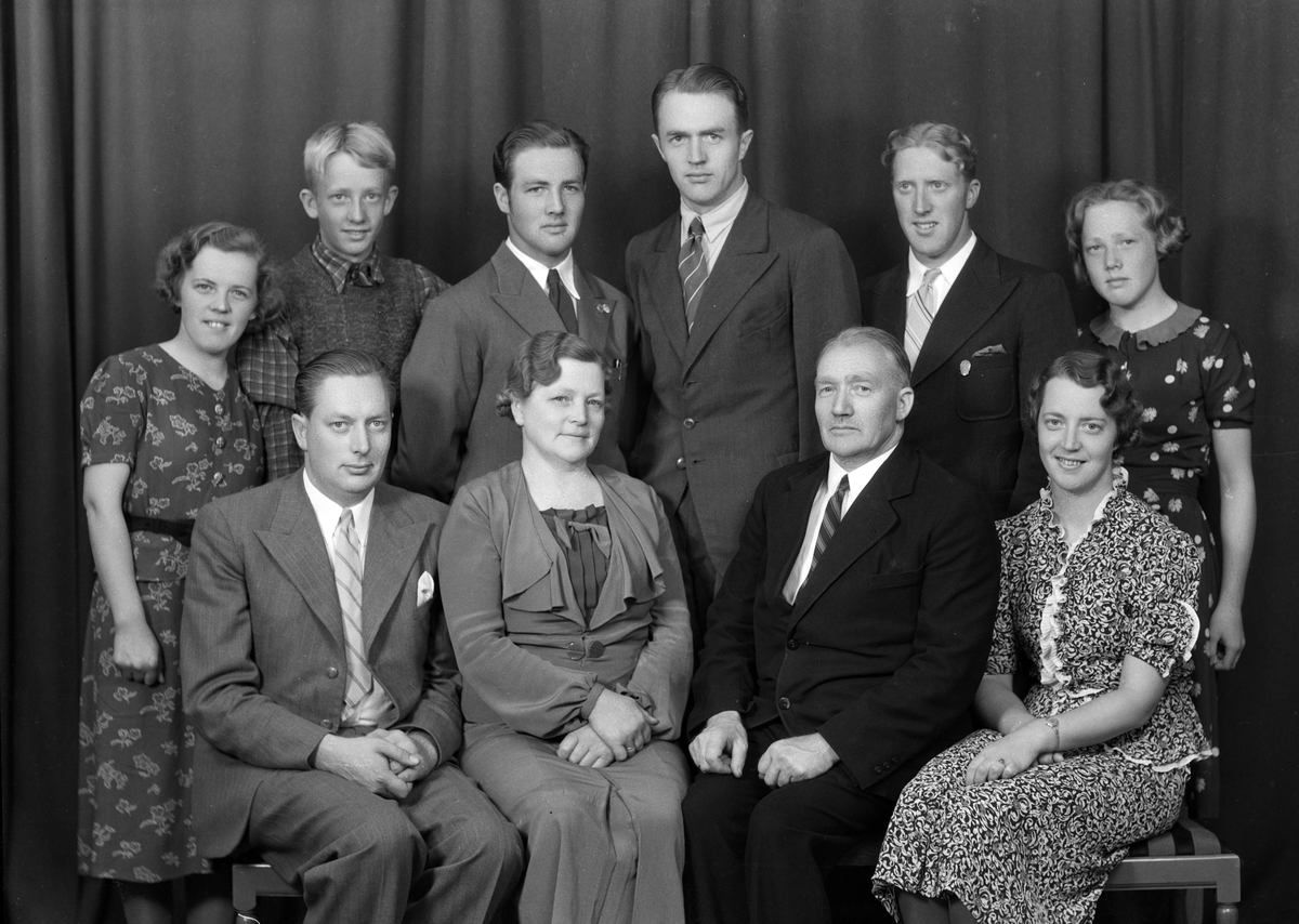 Ringsaker, Brumunddal, familein Amundstad, Foran f. v. Oddmund Adelsten, Mathea, Hans, Aslaug Nikoline. Bak f. v. Karen, Håkon Mentz, Ulf, Anders, Finn og Borgny Amundstad.