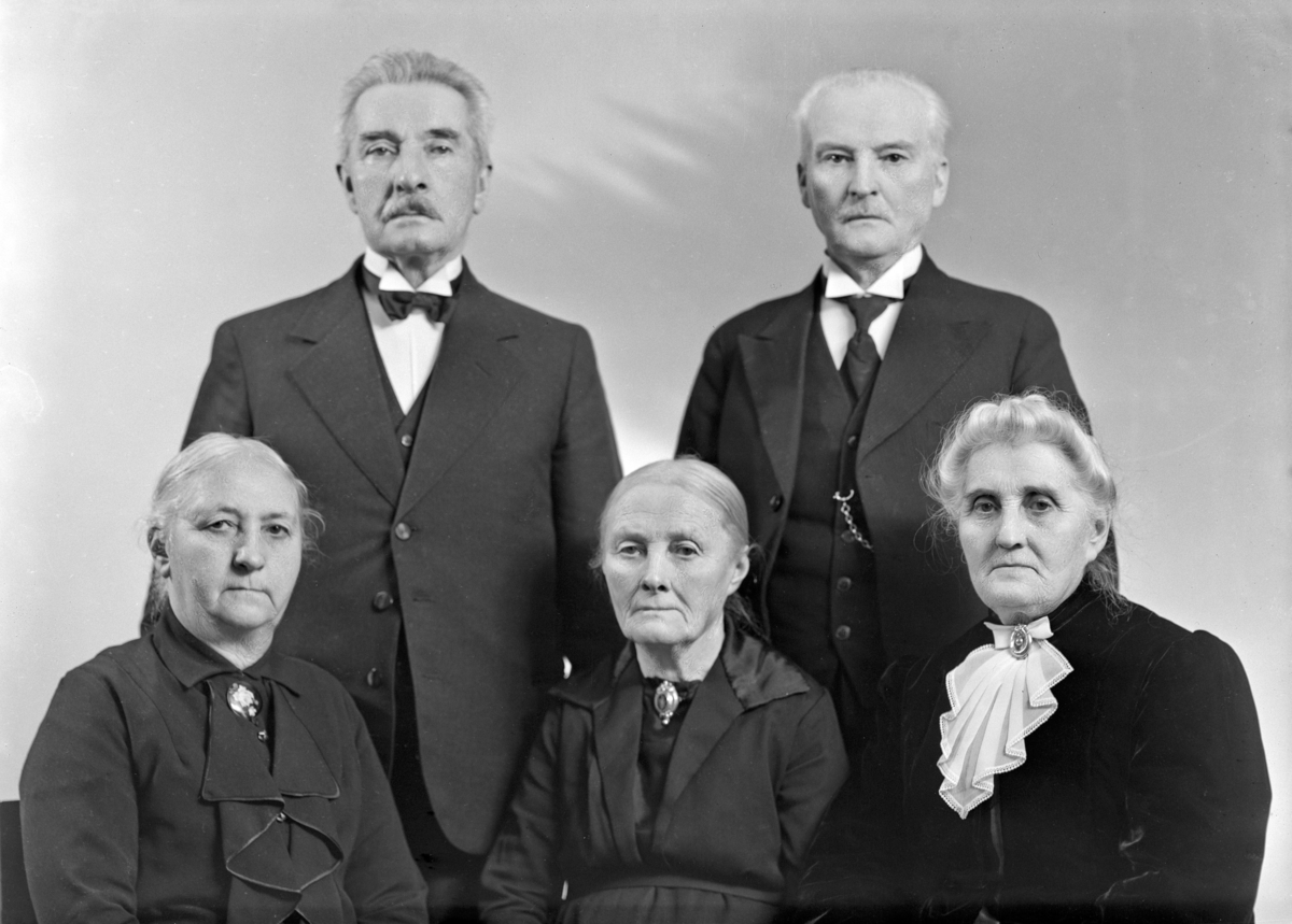 Hamar, familiefoto, bak fra venstre: kjøpmann Even Godager (1859-1942), Jens Godager (1860-1951). Foran fra venstre: Thora Julie Godager født Ebro (1872-), Marthe Godager (19.01.1855-20.12.1946) på Norstad i Ottestad, gårdeier og forretningskvinne Pernille Godager (1856-1948). (Thora gift med Even Godager) ellers 4 søsken på foto,