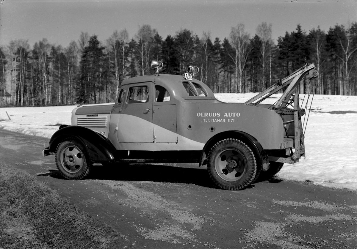 Hamar, Østregate 11 - 13, Håkons gate, Ivar Olrud etablerte Olrud Auto i 1929, bilforhandler, bilverksted og bensinstasjon, firmaets egen redningsbil, kranbil Dodge 1937-38 modell med norskbygd karosseri, registreringsnummer D-113