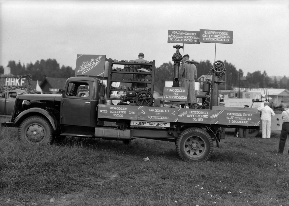 Hamar, Hamardagen 1939, lastebil med reklame for Norrøna skofabrikk 2 skomakere med USMC maskiner for plugging og sying, dagen var en todagers fest som samlet 50 000 mennesker, bilkortesje som representerte distriktets handel, håndverk og industri, en Volvo lastebil fra Hagens Transport,