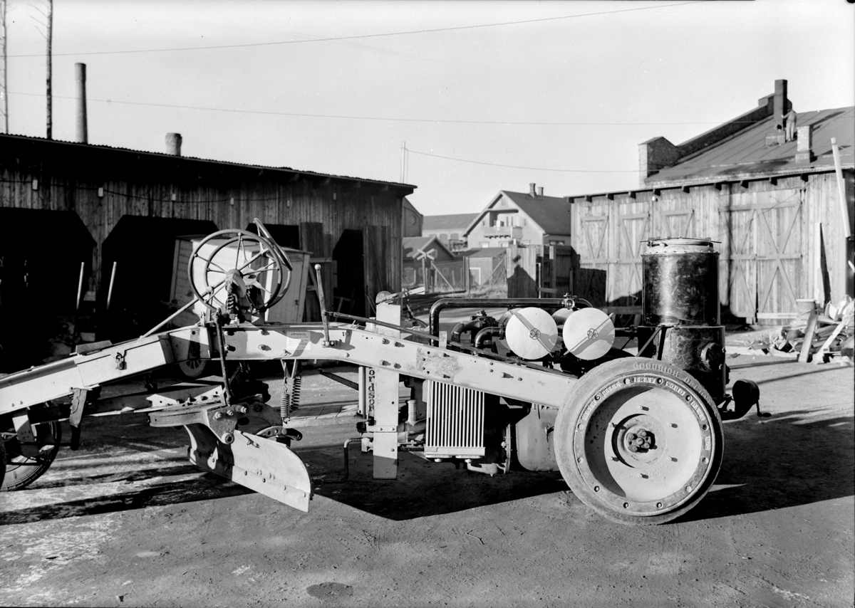 Hamar, Vangsvegen 54, Eik & Hausken Maskinforretning, HFV Veghøvel med knottgenerator, Fordson motor, antatt produsert ved Ankerløkken Mekaniske Verksted,