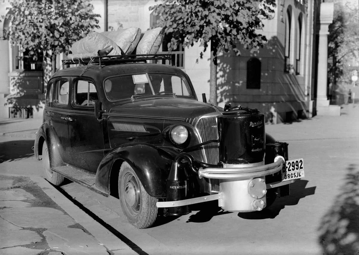 Knottdrosje, utenfor Vang Sparebank i Hamar, under 2. verdenskrig, en sekssylindret Chevrolet 1937 med påmontert Romstad-generator. Paul Romstad utviklet en slik trekullgenerator som ble produsert av Hamar Bilrep og brukte enten trekull eller knott som drivstoff. 