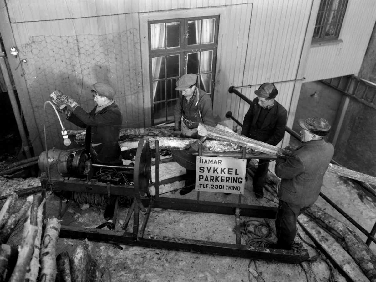 Hamar, Bakgården i Torggata 32 vis a vis Festiviteten kino i Vangsvegen. Her holdt Hamar sykkelparkering til, startet av Leif Asla og Kristoffer Asla i 1940. De var et av flere firmaer som tilbød seg å passe på syklene til folk som hadde ærender i Hamar sentrum. De drev også med kapping og kløyving av ved.