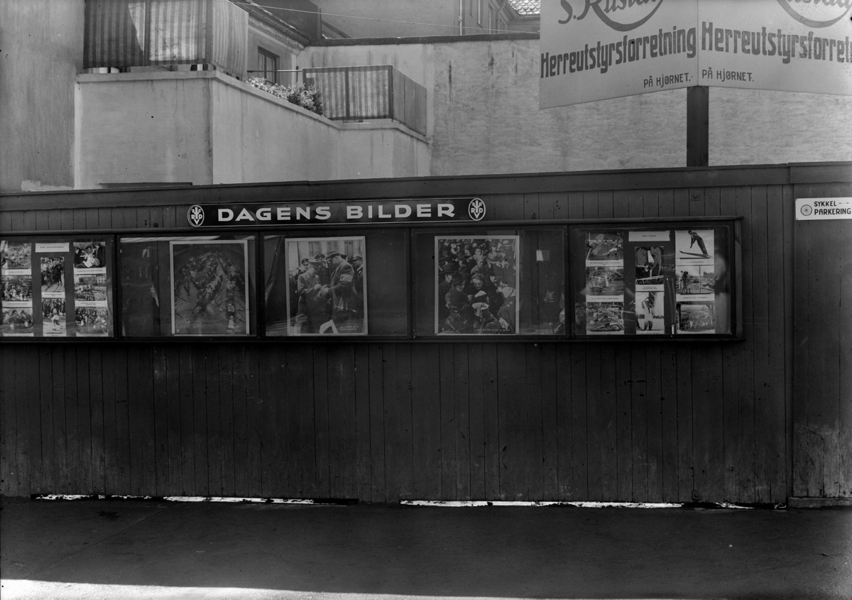Hamar, Torggata 42, Andre verdenskrig, oppslagstavle med "Dagens bilder" Fritt Folk, propaganda, RDV foto,