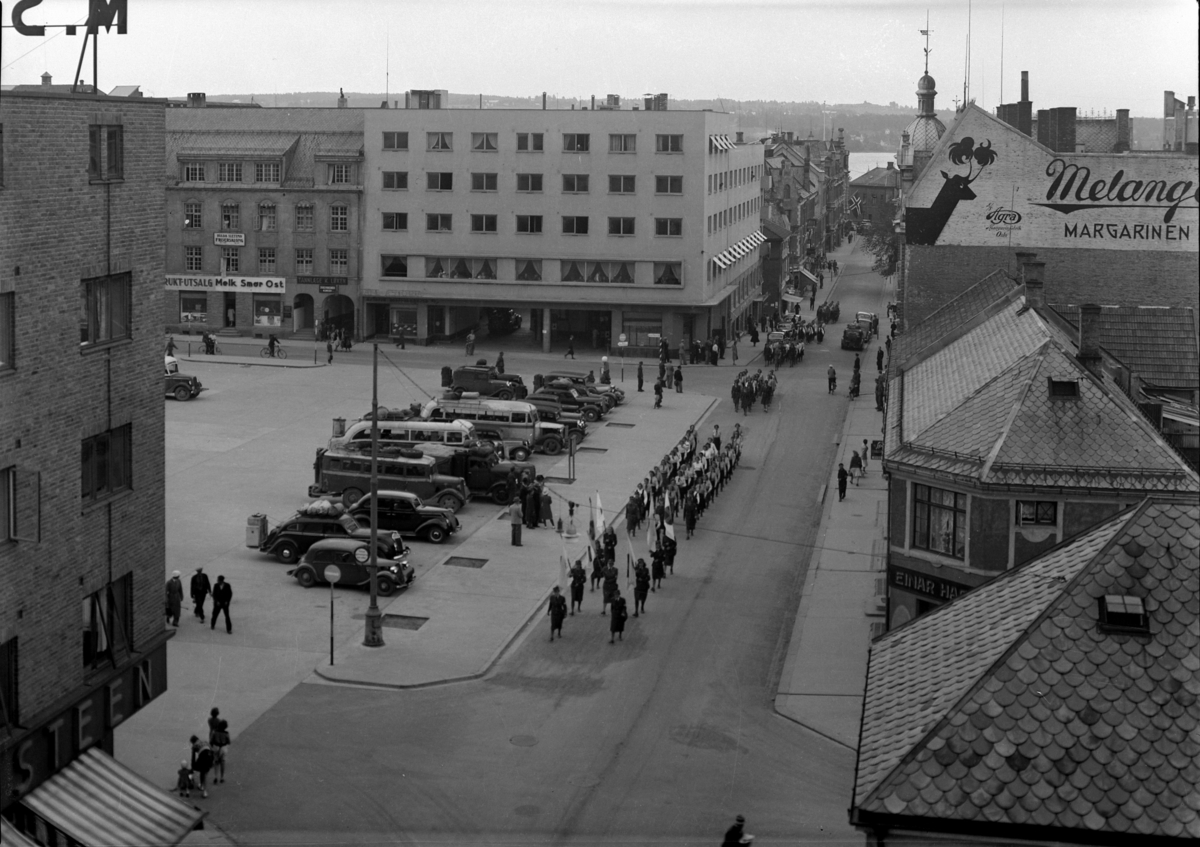 Hamar, Østre Torg, NS Nasjonal samling sine kvinnehirder og jentehirder marsjerer i Torggata forbi Østre Torg.
