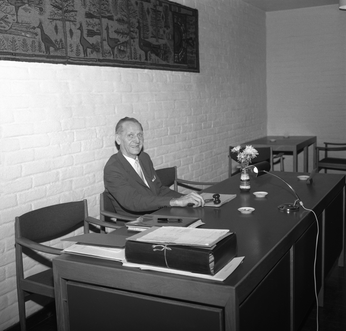 Ringsaker, Nes, Ullensvang, Tingnes kommunelokale, Ordfører Leonard Teksum (1896-1971) i den nye herredsstyresalen i Tingnes som ble åpnet i 1961,
