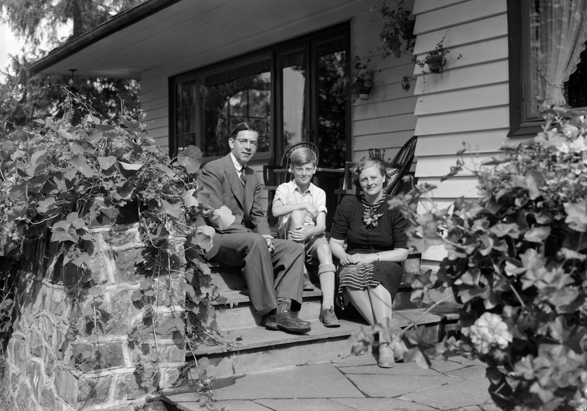 Leif Bjørnerud, Øverkvernveien 14, Brumunddal. Familiefoto, 1944. F.V. Leif Bjørnerud, Gisle Bjørnerud og Mary Bjørnerud.