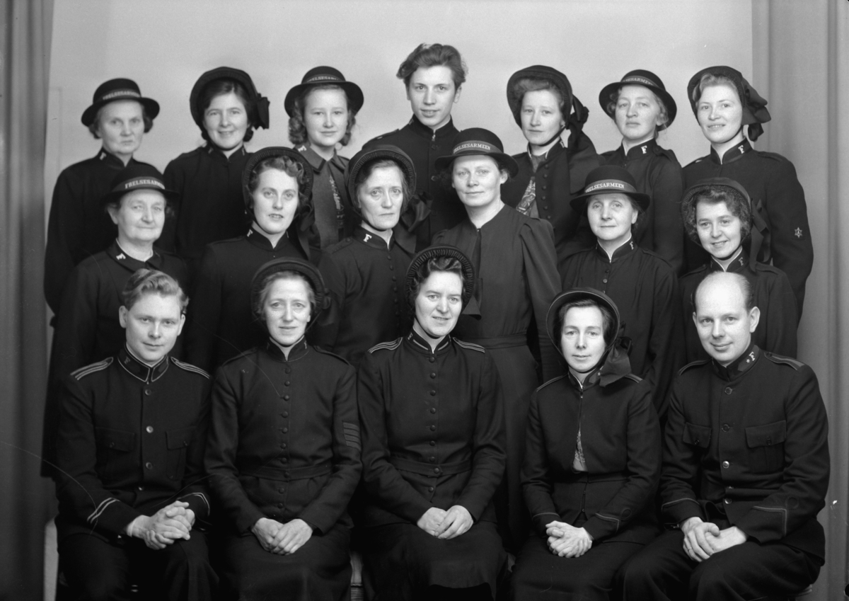 Hamar, Frelsesarmeen, Ytterst til høyre på rad en, ekteparet Bjarnhild Ødegaard og Arne Ødegaard. De var ledere for Frelsesarmens menigheten på Hamar da bilde ble tatt i 1944.