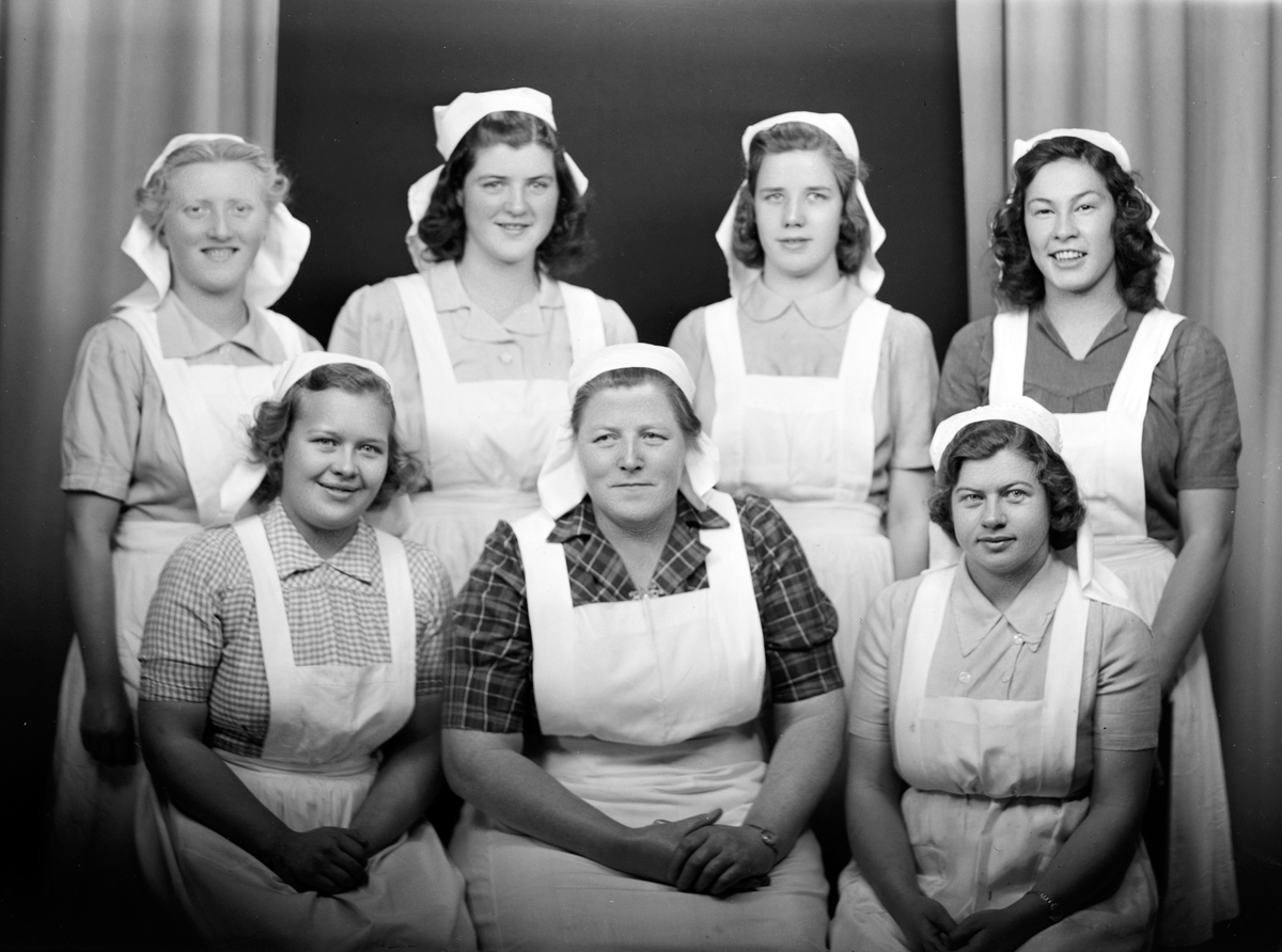 Hamar, Storhamargata 74, Døves Vel, yrkesskole for døve fra 1928 til 1970, gruppe elever og lærere i 1945, kjøkkenelever,