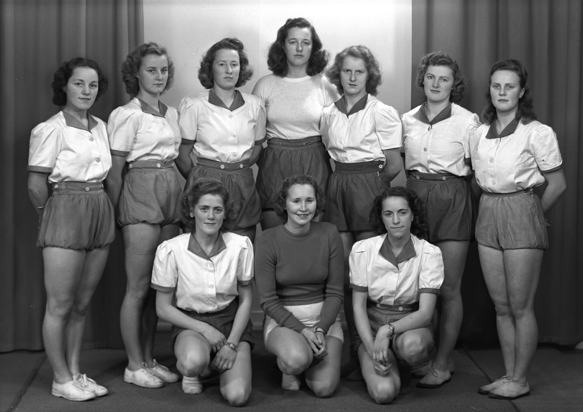 Hamar, Hamkam, Hamarkameratenes damelag i håndball, kretsmestre 1947, foran fra venstre: Nora Sigstad, Anna Jacobsen, Inger Stensrud. bak fra venstre: Karen Winqiust, Ruth Olsen, Gerd Tangen, Lillian Grønstad, Asta Gulbrandsen, Margrethe Finstad, Else Brovold,