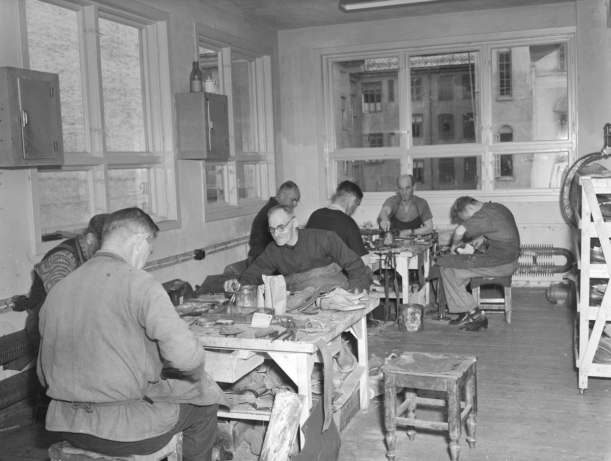 O. Wiik i Torggata 32, Hamar. butikk, interiør. Skomakerverksted
Firmaet ble etablert av Ole Wiik fra Tangen i 1886.  Sønnesønnen Gunnar Wiik overtok firmaet 15. desember 1939. Foruten detlajomsetning av herre og gutteklær, sportskonfeksjon og arbeidsklær, skotøy for damer, herrer og barn, omfatter firmaet håndverksmessig fremstilling og salg en gros av skistøvler.. Forretningen og verkstedene beskjeftiger 30 funksjonærer og arbeidere. 8 Opplysninger hentet fra boka "Det Norske Næringsliv, Hedmark Fylkesleksikon" fra 1952. I 1961 hadde firmaet 12 skomakere i arbeid. 
Herre og gutteutstur, skotøy og reiseartikler. Skoreparasjonsfabrikk og skredderverksted. 
Se også boka "Hamars Næringsliv, Jubileumsåret 1949"