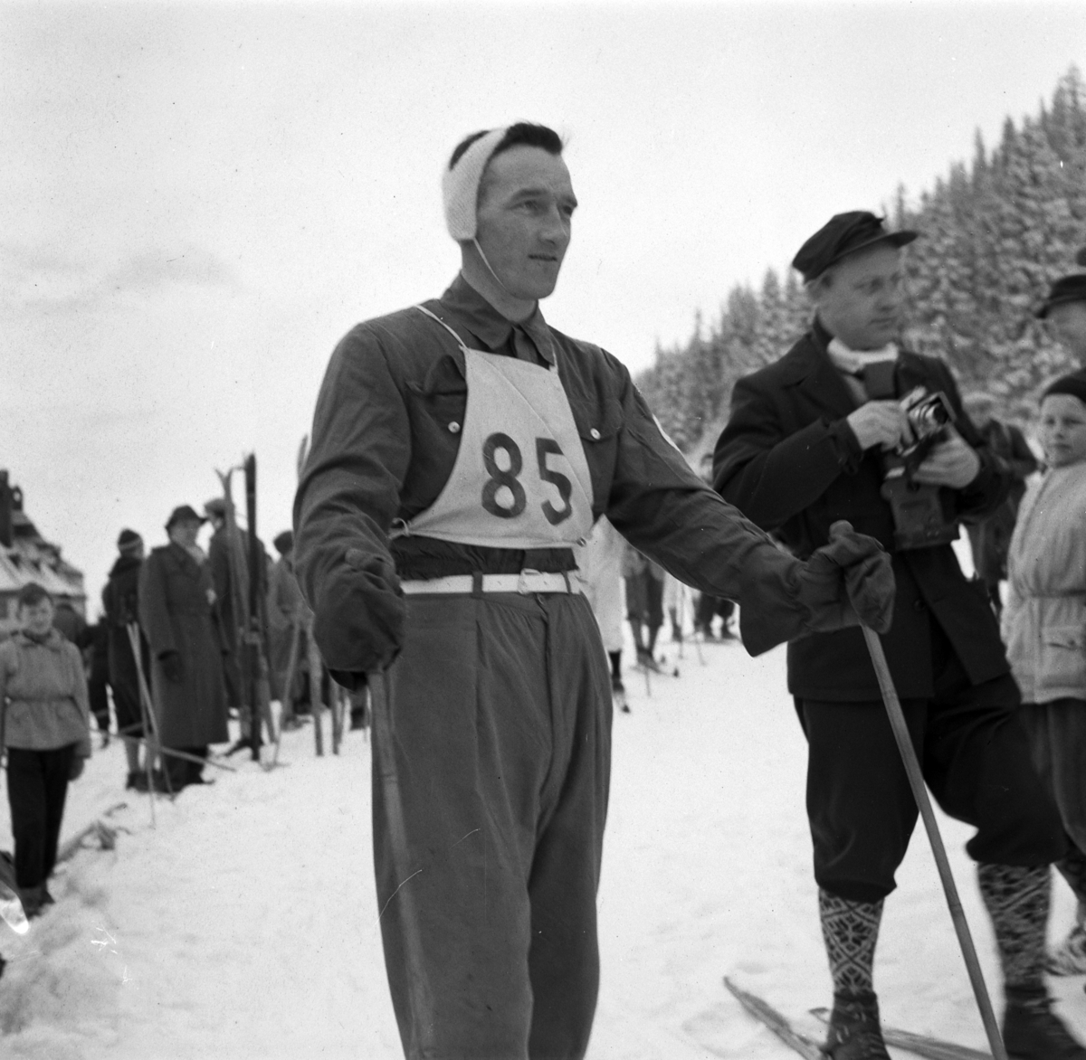 NM. Norgesmesterskap på ski, langrenn på Høsbjør i Furnes 1949. Skisport. Vinteridrett. Norgesmesterskap på ski, langrenn på Høsbjør i Furnes 1949. Skisport. Vinteridrett. Ukjent skiløper med startnummer 85 på startstreken. 