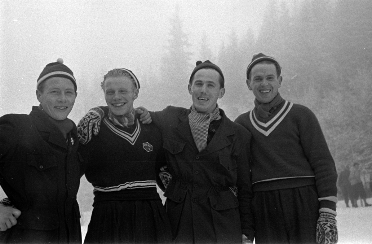 NM. Norgesmesterskap på ski, langrenn på Høsbjør i Furnes 1949. Skisport. Vinteridrett. Ukjent langrennsløpere, stafettlag fra Alvdal IL