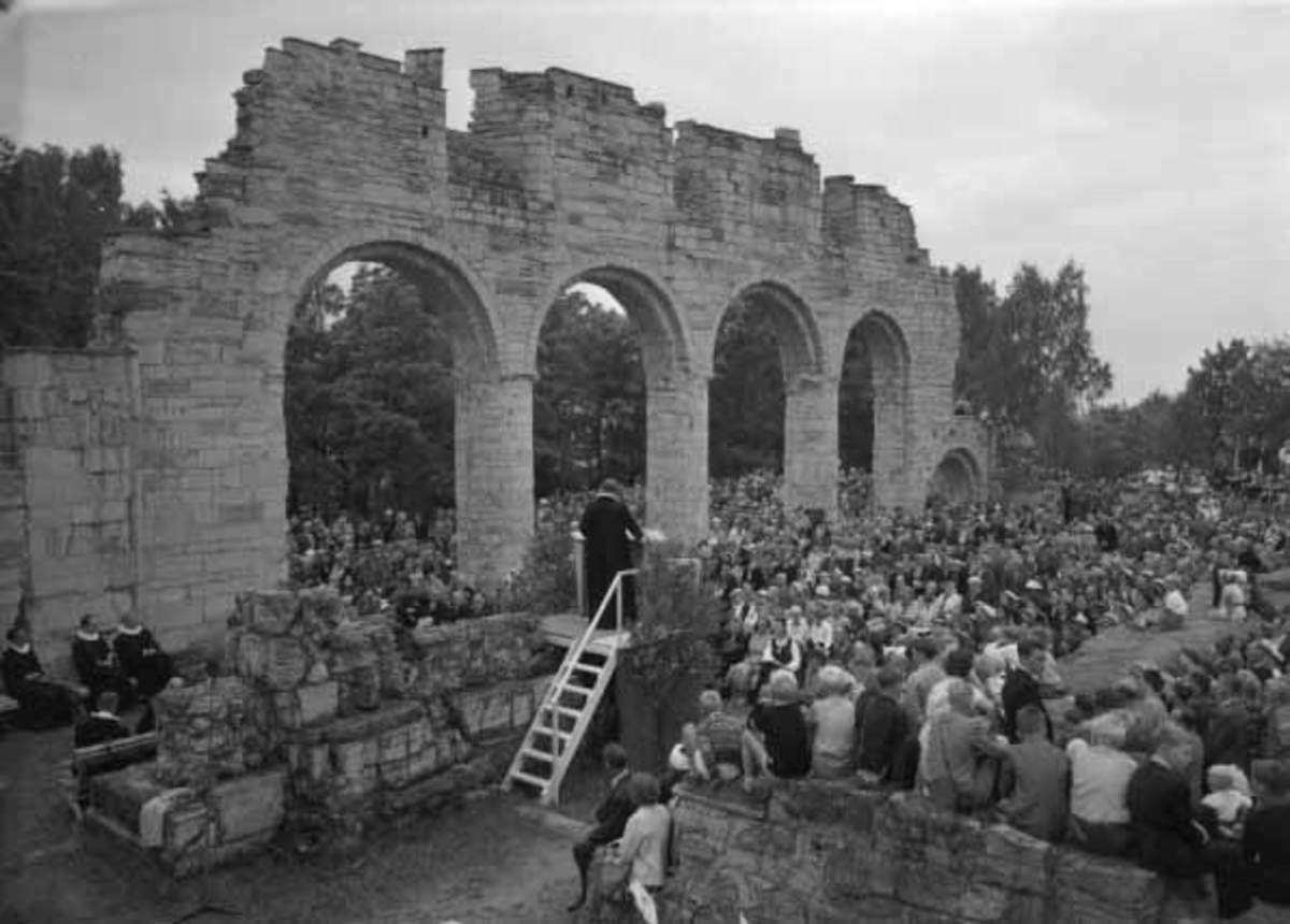 Hamar, Domkirkeodden, Hamardagen 21. august 1955, Hamar bispestols 800 års jubileum, biskop Kristian Schjelderup holder preken, festgudstjeneste i Domkirkeruinen, Hamardomen