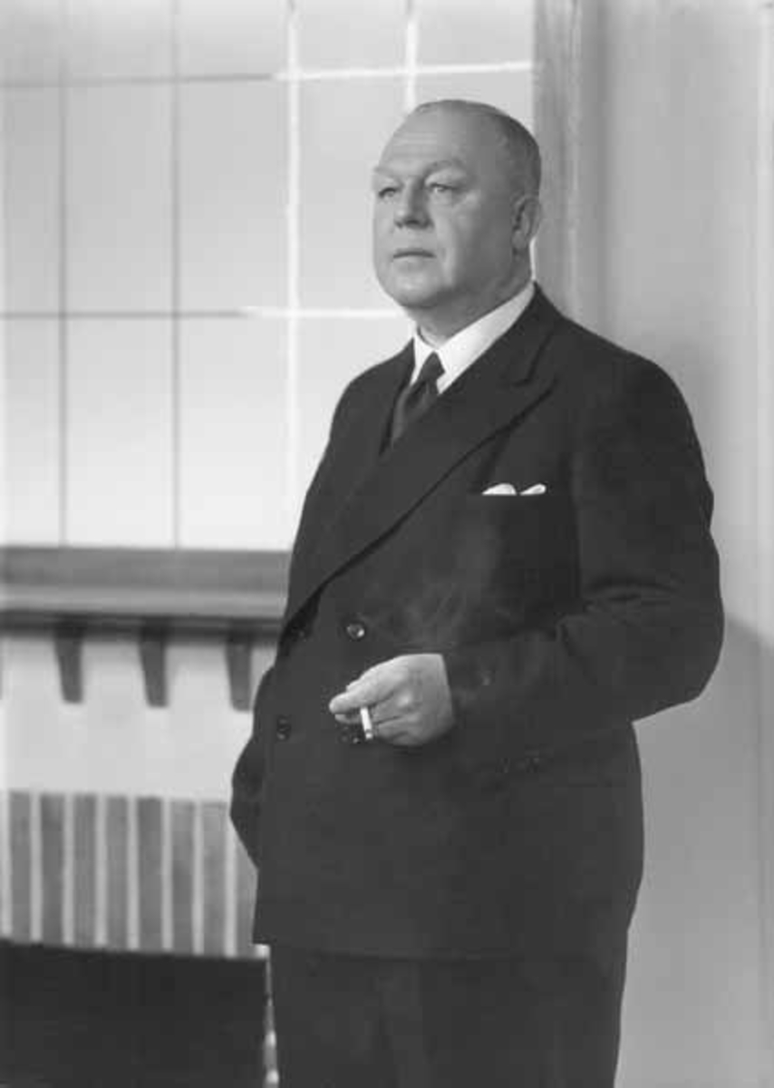 Christian Platou (1888-1975), bestyrer på Vinmonopolets utsalg i Hamar fra 1938 til 1958. Han var i praksis ved Christiania Bryggeri i et år fra 1906, deretter fire år i Bourdeaux og London. Han returnerte til Hamar i 1911 og ledet Platou Vinforretning i 8 år og Hamar Samlag i 19 år før ansettelsen ved Vinmonopolet.