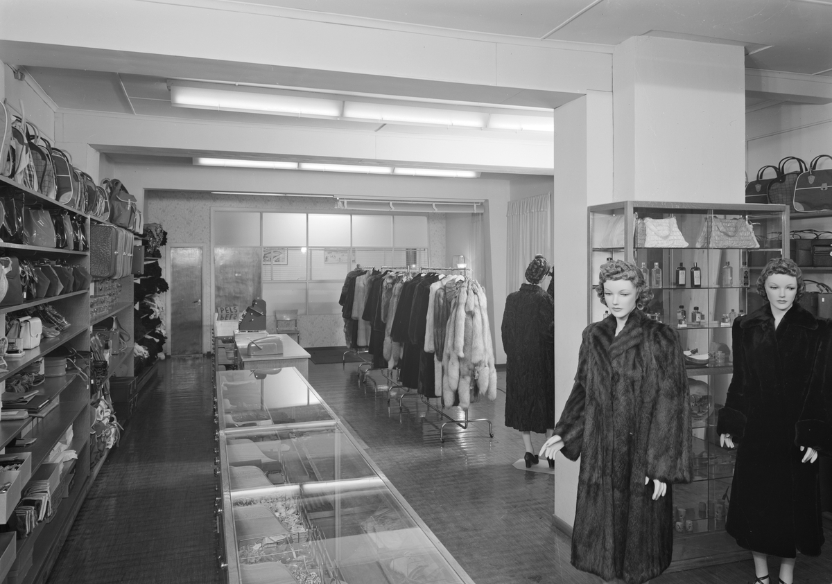 Hamar, Torggata 36 Østre Torg, Per R. Bakke etablerte Per Bakke A/S Pelsforretning i 1948 med eget bundtmakeri og kjøleanlegg for oppbevaring av peslverk, pelskåper,