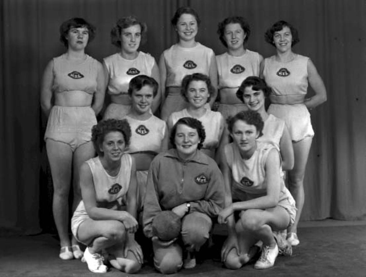 Hamar Idrettslag, HIL, gruppe 11 damer, Håndballgruppa 1950, damehåndball,
Bak fra venstre Vesla Fuglseth f.  Kristiansen, Gerd Bergersen?, Maud Norseng, ukjent, ukjent. 
Midtrekka: Lilly Sørgjerd, f. Fuglseth, Tove Larsen, f.  Stenberg, Anna Andersen, Første rekke: Elinor Bjørlie, Gerd Kristiansen ?, Torill Arnesen