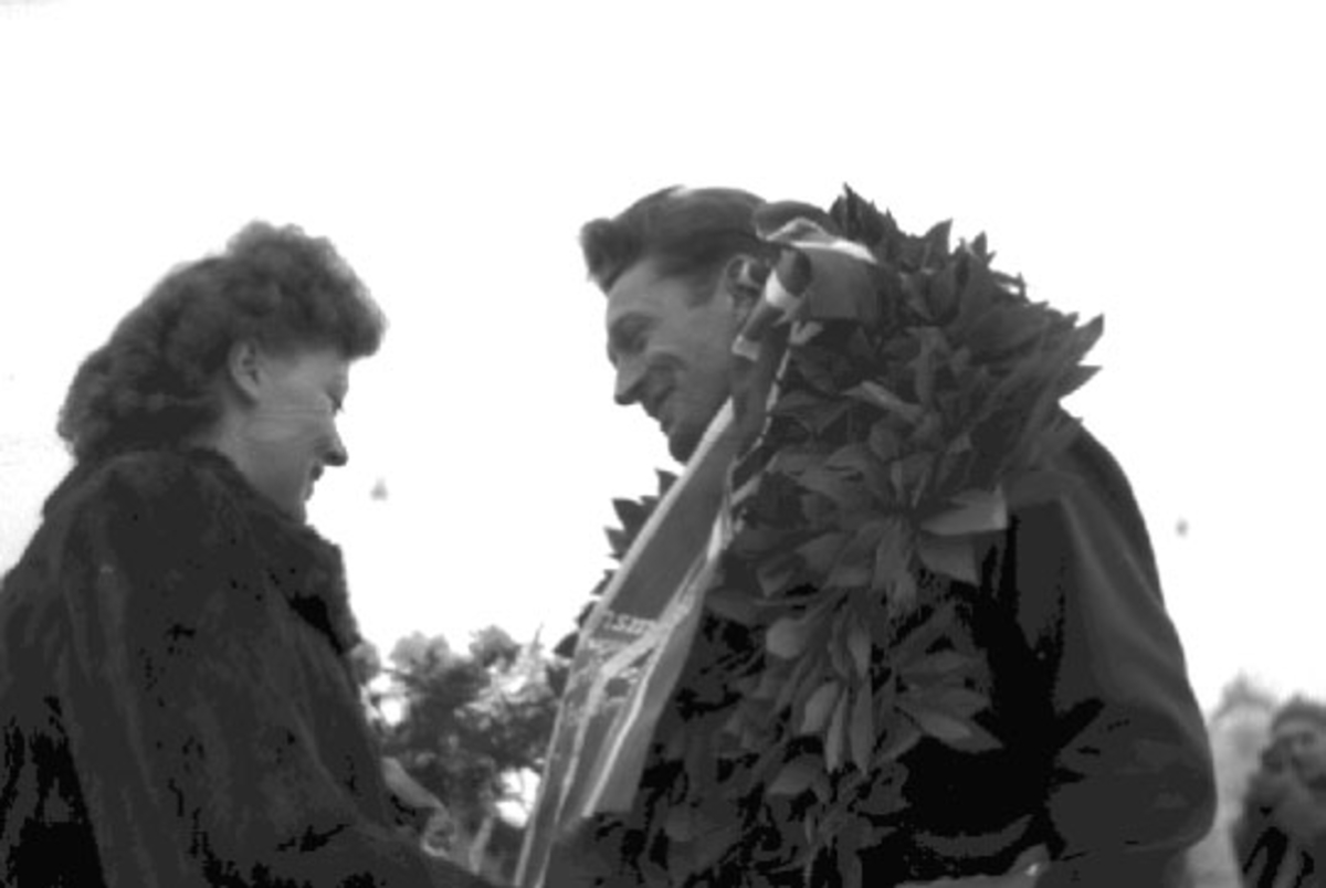 Hamar stadion, verdensmesterskap allround på skøyter 1952, VM 1952, verdensmester Hjalmar Hjallis Andersen med laurbærkransen,