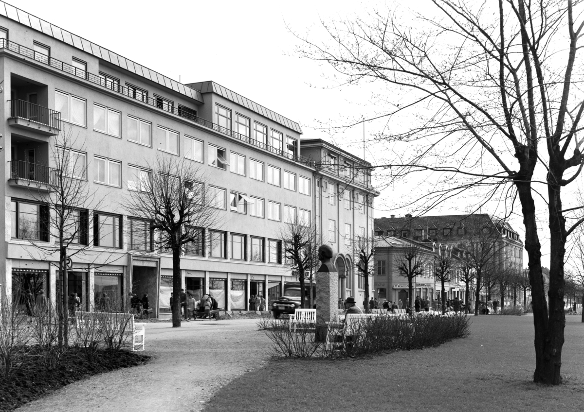 Strandgata 45, Hamar. Handelens hus, eksteriør. Strandgateparken. 