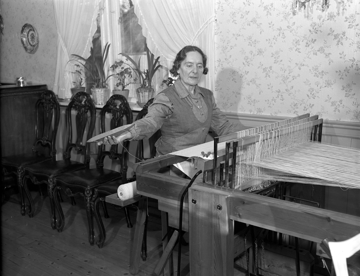 Hamar, foto for "Husmorbladet" 1952, interiør stue, ukjent kvinne ved vevstol,