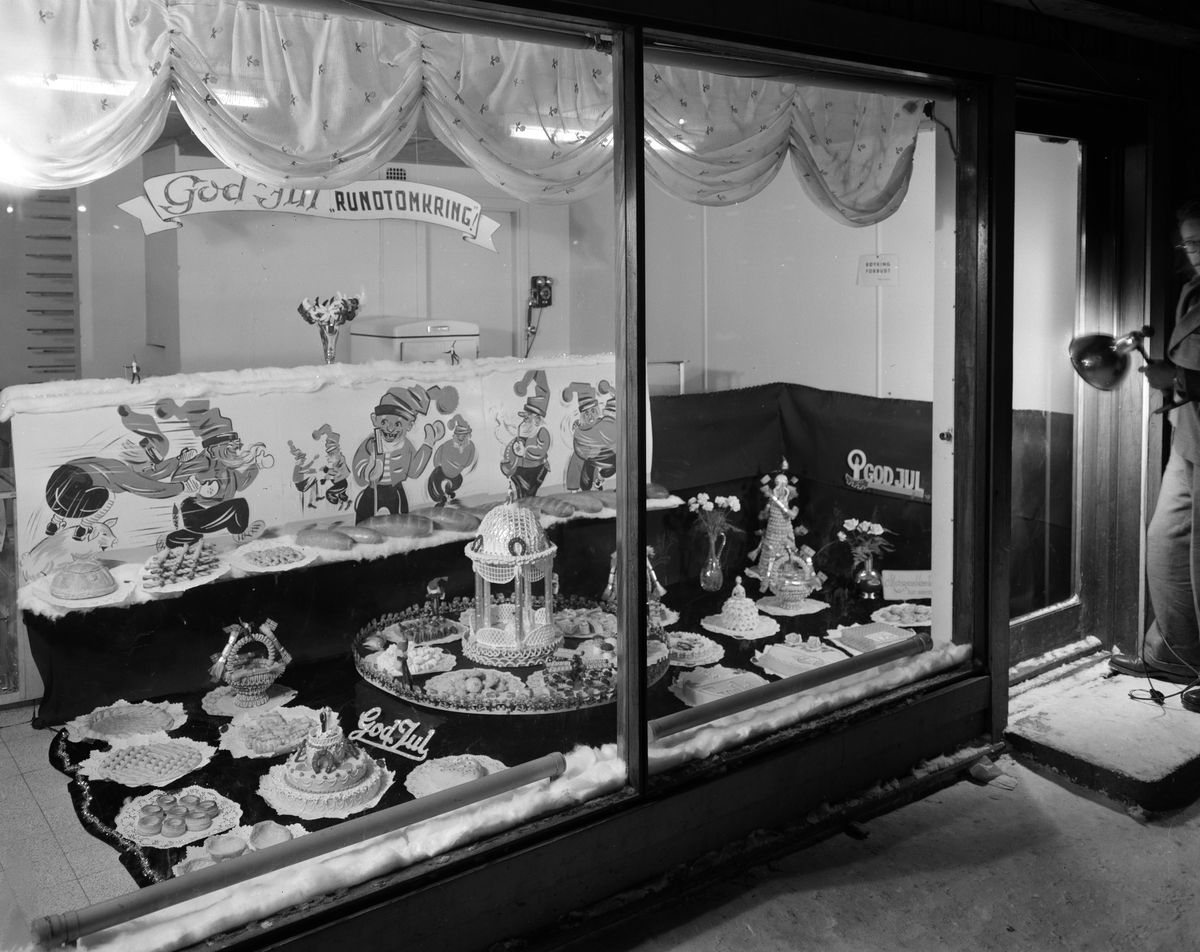 Hamar, Grønnegata 34, Baker Hroar Nordstrøm, kakeutstilling, julekaker i utstillingsvindu. Juleutstilling. God Jul.