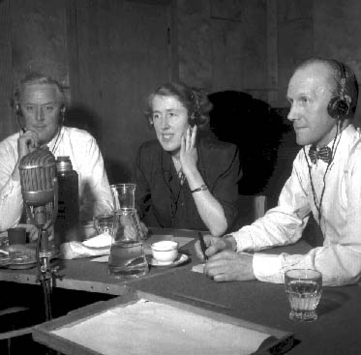 Hamar, Storhamargata 125, Hamar Kringkaster, radiosendinger etablert i 1927, nedlagt i 1956, radiostudio med tre ukjente i studio, høretelefoner,