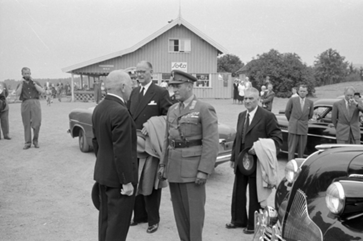 Hamar, Domkirkeodden, Hamardagen 21. august 1955, Hamar bispestols 800 års jubileum, formann i styret for Hedmarksmuseet ingeniør Georg Jacob Stousland ønsker kronprins Olav velkommen, rådmann Sigurd Pedersen t.h.