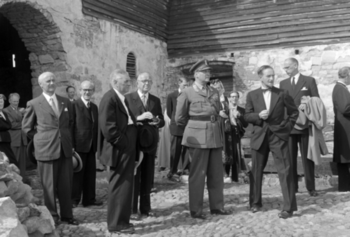 Hamar, Domkirkeodden, Hamardagen 1955, Hamar bispestol 800 år,  kronprins Olav får omvisning i Hamarkaupangen av museumsbestyrer Toralv Bleken Nilssen, rådmann Sigurd Pedersen t.v.
