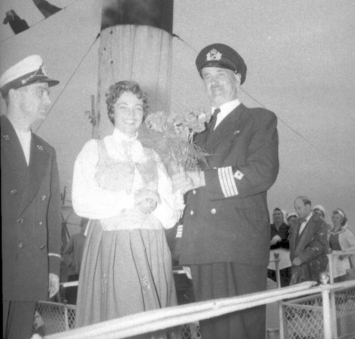 Hamardagen 1956, opptog, modell Skibladner, Hamar Brygge, ukjent,  " Hedemarkspiken" Åse Marit Viker g. Dobloug overrekker blomster til kapteinen på skibladner, ukjent,