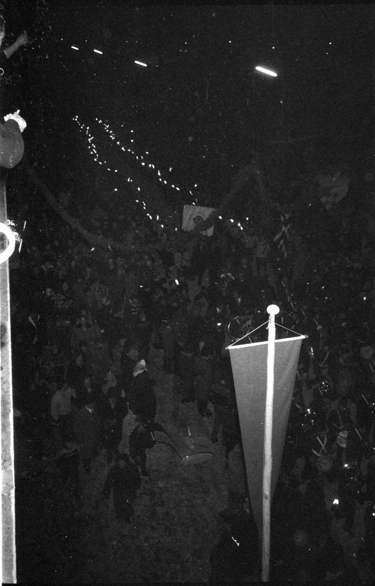 Egil Danielsen kommer hjem til Hamar etter å ha vunnet Olympisk gullmedalje i Spyd i Melbourne 1956. Fakkeltog i Strandgata utenfor Hamar rådhus. 