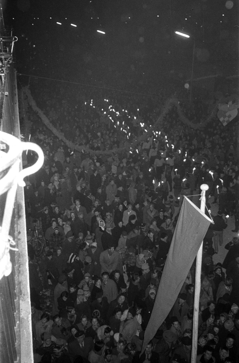 Egil Danielsen kommer hjem til Hamar etter å ha vunnet Olympisk gullmedalje i Spyd i Melbourne 1956. Fakkeltog i Strandgata utenfor Hamar rådhus. 