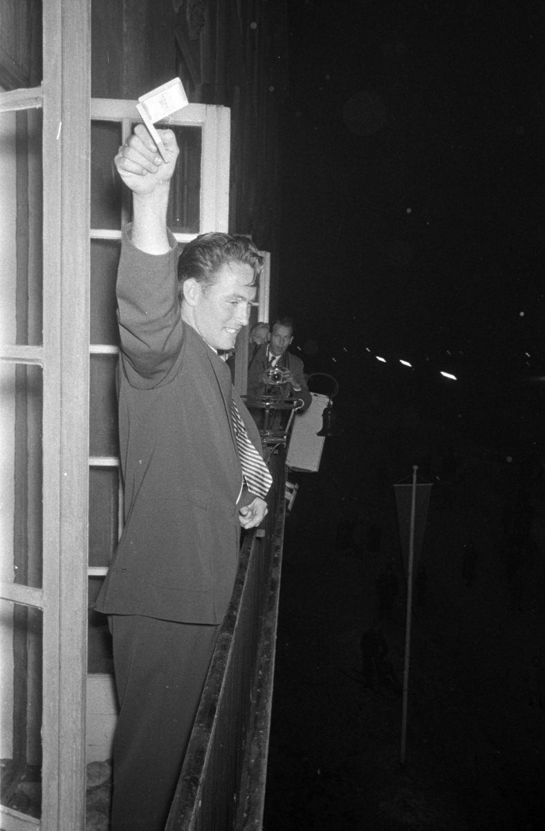 Egil Danielsen kommer hjem til Hamar etter å ha vunnet Olympisk gullmedalje i Spyd i Melbourne 1956. Mottakelse i Hamar Rådhus, Festiviteten. Egil Danielsen på balkongen viser fram gullmedaljen til de frammøtte i Strandgata. 