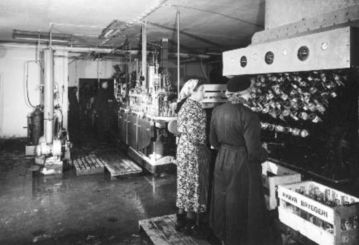 Hamar, Storhamargata 61, Hamar Bryggeri, sortering, ølkasser, flaskeskyllingsmaskin. kvinnearbeid.