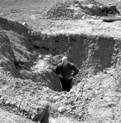 Hamar, Furuberget gård, graving på jordet, grøfter,