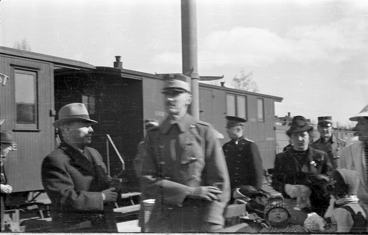 Hamar stasjon, 9. april 1940. Kongefamilien og regjeringen ankommer jernbanestasjonen. I midten Kong Haakon VII i uniform, til høyre barnepike Signe Svendsen, prins Harald, kronprinsesse Märtha,